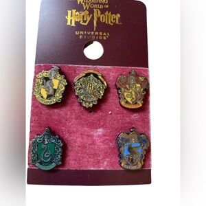Universal Studios NWT Wizarding World Harry Potter House Crest 5 Pin Set